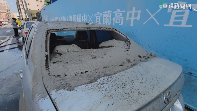 混凝土從天而降 6車被毀.1騎士送醫