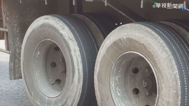 砂石車爆胎震碎玻璃 等紅燈駕駛送醫