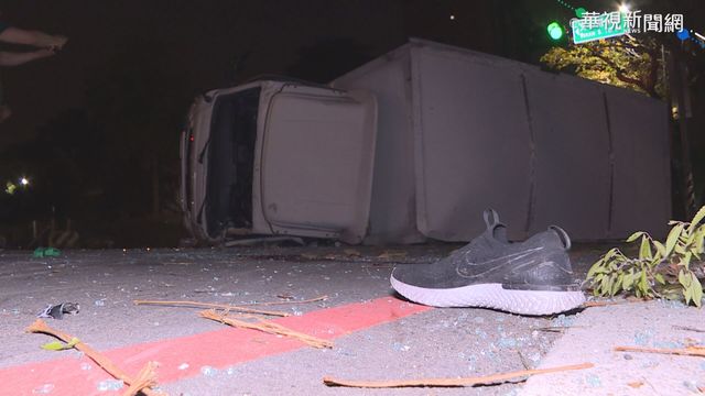 賓士闖燈撞貨車肇逃 1人拋車外不治