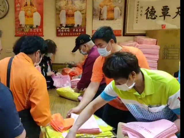 民眾來報名時，廟方會一併發放臂章、衣服等配件。（翻攝自白沙屯拱天宮臉書）