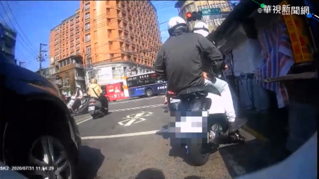 2少年闖紅燈遭取締逃逸 遭開4紅單