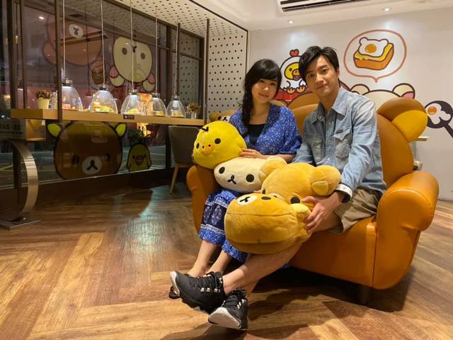 福原愛媽媽現身松山機場返日 江宏傑攜兒女低調送機