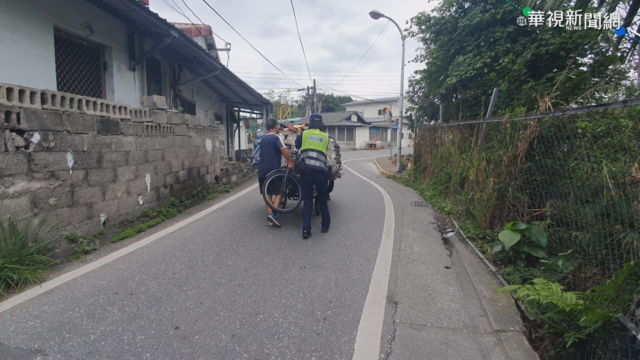 載回收物品鐵馬壞 暖心警幫忙修繕