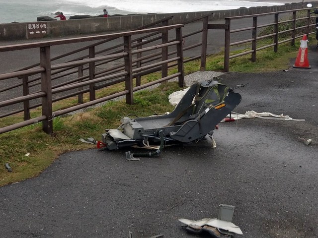 恆春警方尋獲1具傘具連座椅（國搜中心提供）