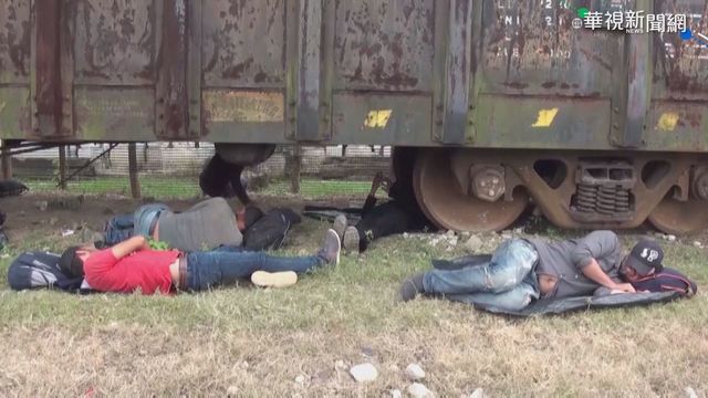 移民湧入美墨邊界 收容所簡陋席地睡