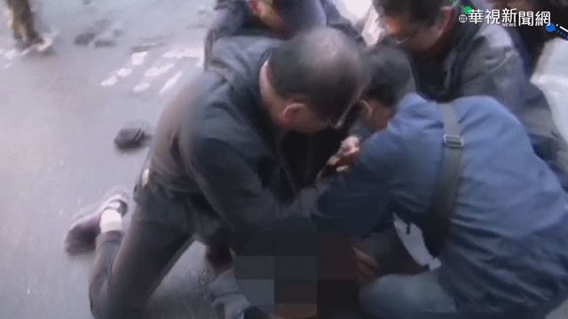 男子登山遭洗劫 警持槍當街圍捕1嫌