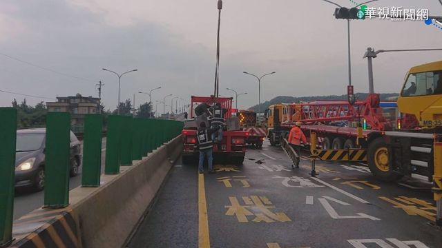6度被撞! 鳳鼻隧道限高門架險斷
