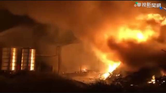 豆皮工廠暗夜竄火 警消引蝦池水撲救