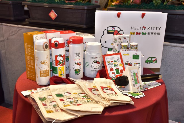 「HELLO KITTY郵蒂幸福」首波聯名商品。(中華郵政提供)