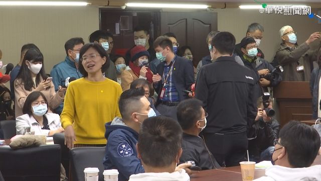 衛環再槓｢疫苗小組｣ 藍霸占主席台