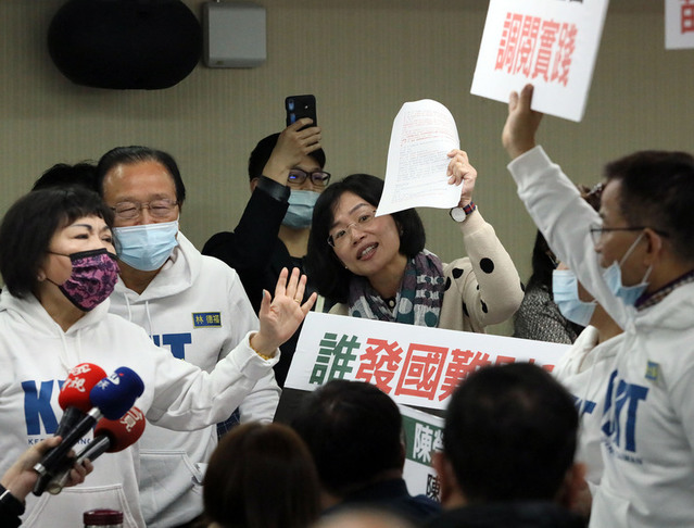 立法院社會福利及衛生環境委員會18日通過臨時提案， 成立疫苗採購調閱專案小組，但民進黨團質疑程序瑕疵 ，22日上午提案更正議事錄；民進黨立委蘇巧慧（左4 ）質疑，國民黨立委陳玉珍主持會議程序粗暴，從送案 到表決一共只有18秒。（中央社）