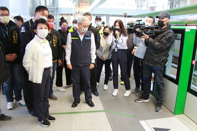 台中市長盧秀燕一早前往搭乘台中捷運。（中央社）