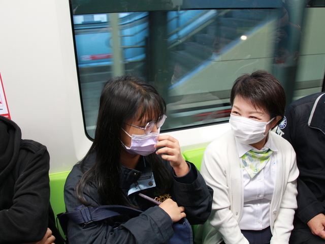 台中市長盧秀燕與市民一同搭乘中捷。（中央社）