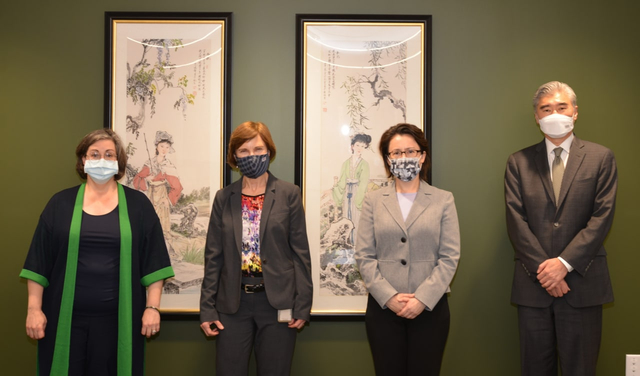 駐美代表蕭美琴與AIT執行理事藍鶯（Ingrid Larson）共同簽署「設立海巡工作小組瞭解備忘錄」。（駐美代表處提供）