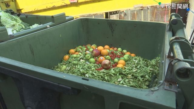 老婦垃圾堆撿爛水果 混入水果攤販售