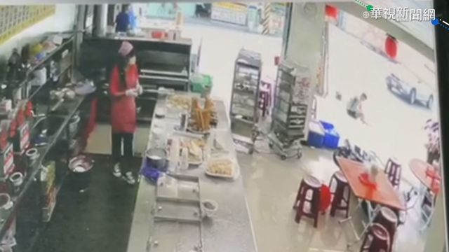 重機擦撞休旅車 連人帶車摔進早餐店