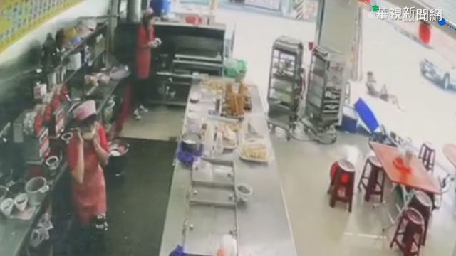 超車不慎擦撞 重機衝進路旁早餐店