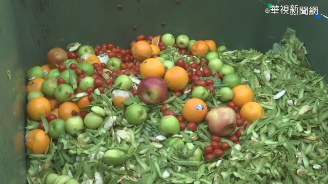 老婦垃圾堆撿爛水果 混水果攤販售?