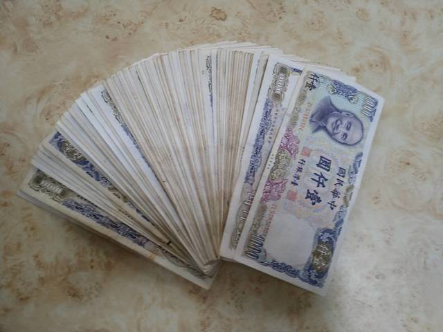 誰的私房錢？台南清潔隊員「報廢床墊驚見6.9萬現金」