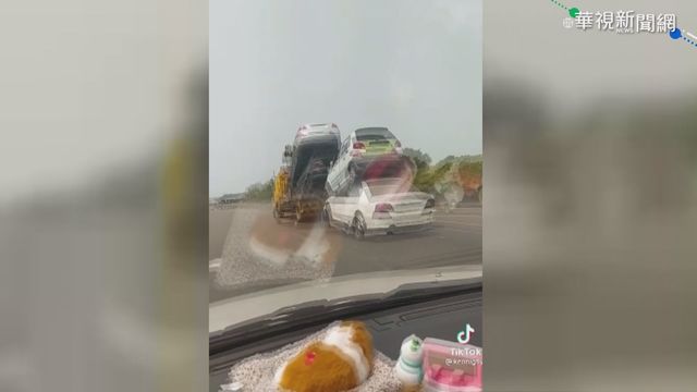 報廢車疊疊樂! 後方駕駛驚險直擊