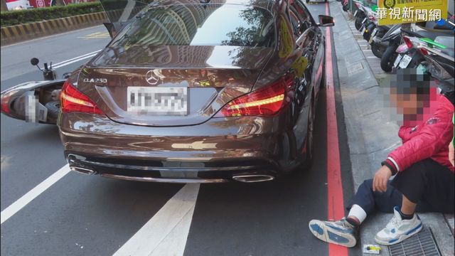 趁臨停駕駛開車門 騎士假摔行騙