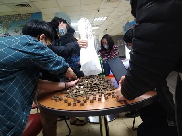 羞辱人？雇主給移工薪水...「8938個1元」丟桌上