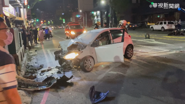 疑搶快肇禍 汽機車擦撞波及變電箱2傷