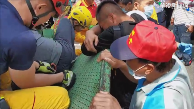 駕駛大腿遭夾後車斗 警消1分鐘幫脫困