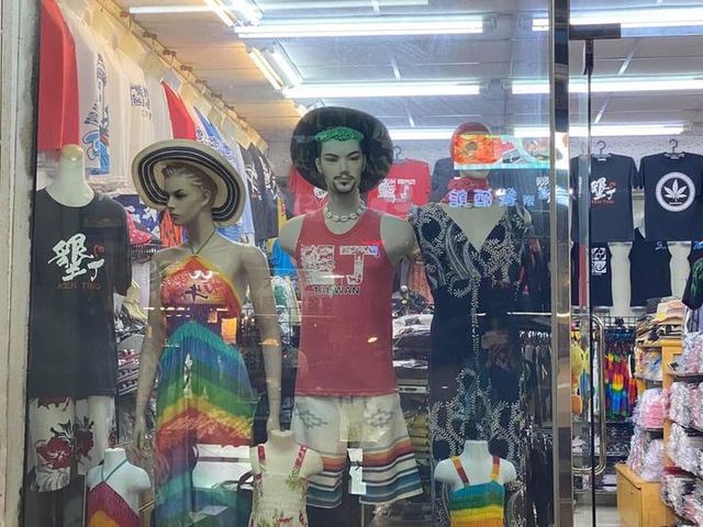 墾丁驚見「罔腰前男友」站櫥窗 眾人一看傻了