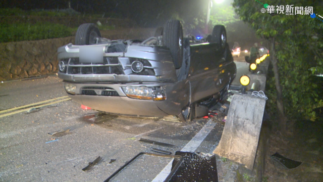 夜遊遇大霧 髮夾彎撞鋼索翻車2人傷