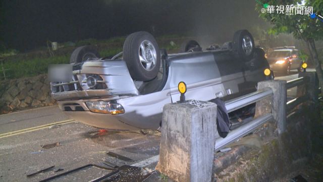 夜遊遇大霧 髮夾彎撞鋼繩翻車2人傷