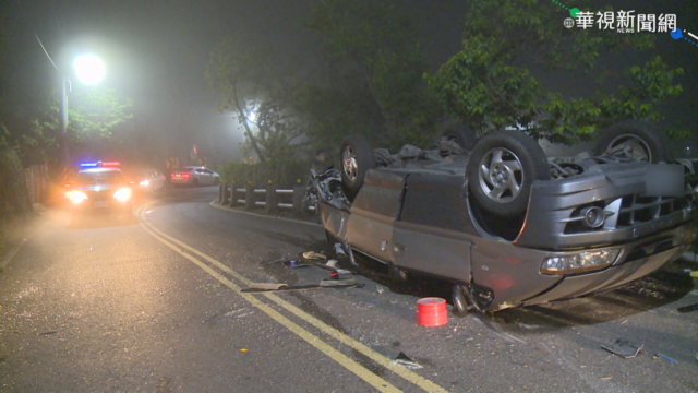 夜遊過彎不慎 休旅車撞山翻覆2傷
