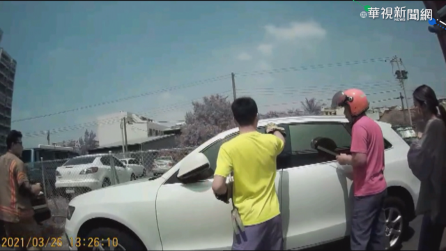 母下車忘拔鑰匙 1歲娃反鎖車內大哭