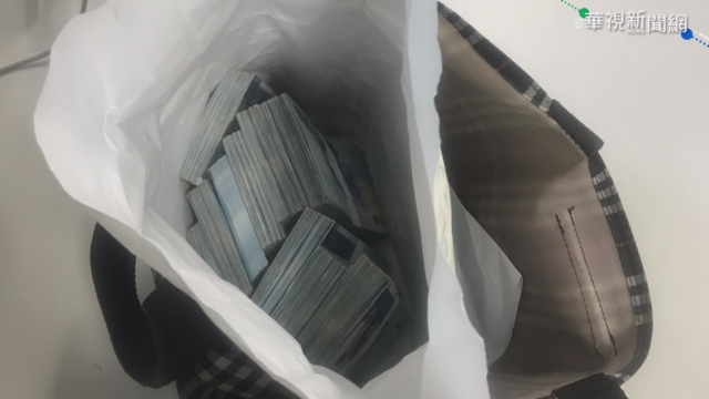 乘客遺忘百萬現金 好心運將拾金不昧