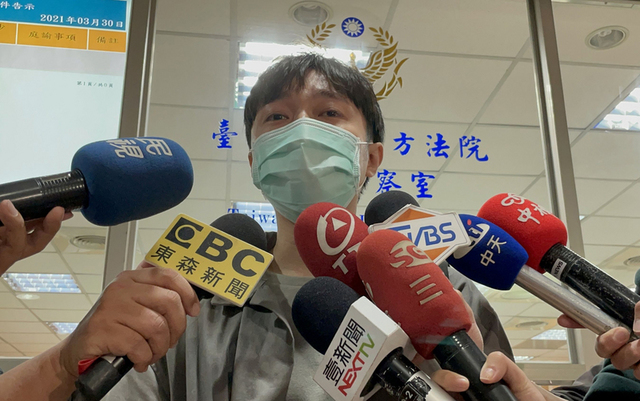 藝人青峰30日庭後受訪（中央社）