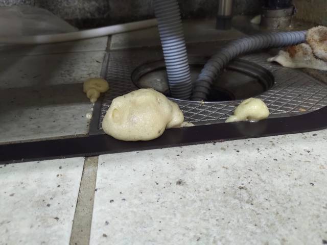 地板「固態泡泡」清不掉！內行曝殘酷真相：等著付錢