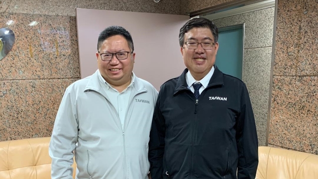 減肥令完成？蔡易餘與鄭文燦「交換體重」照片曝光