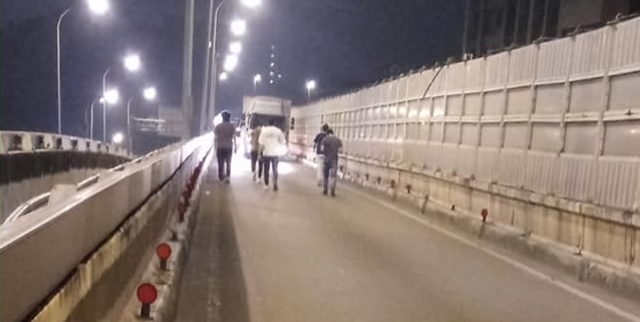 女駕駛深夜忘加油慘卡高架 7英雄接力推車