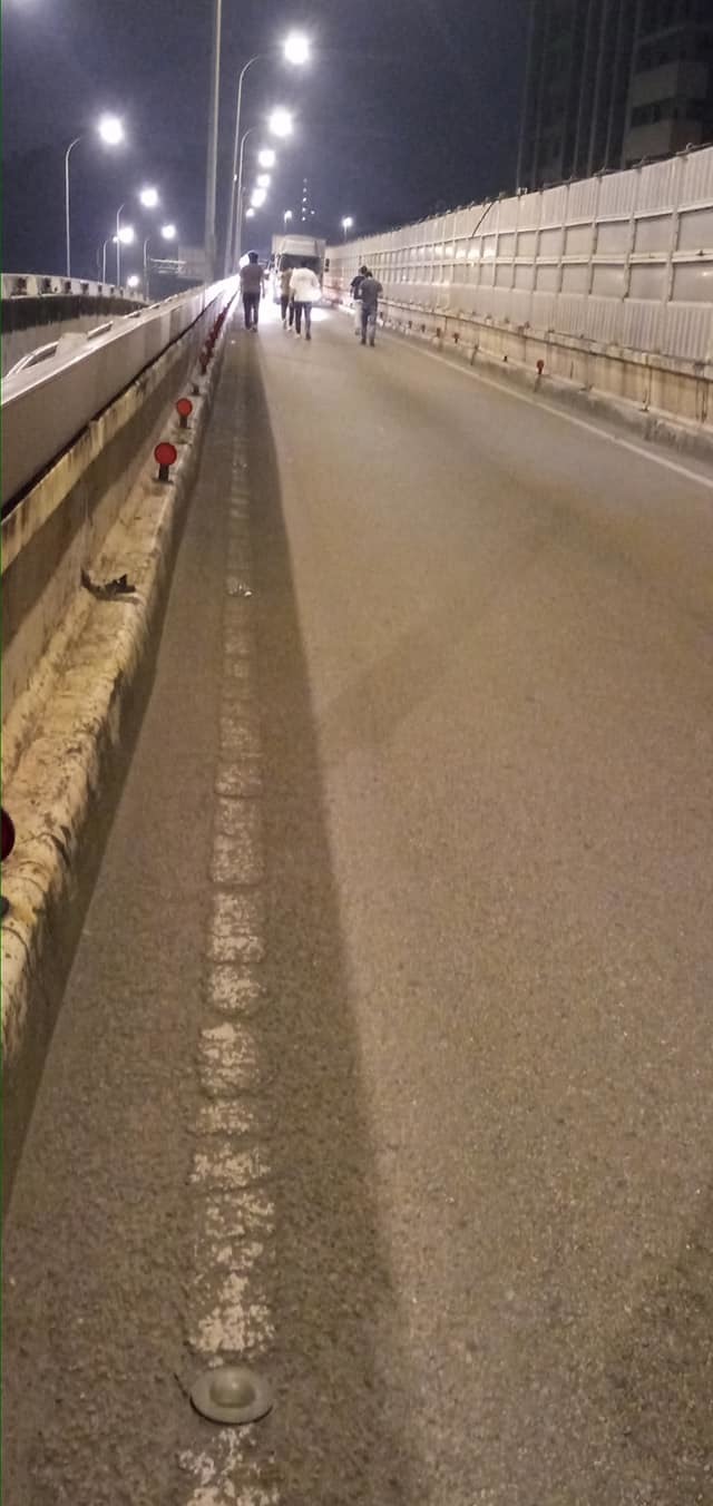 （女駕駛拍下7名暖心司機背影，尋人答謝。／翻攝自臉書社團「爆廢1公社」。）