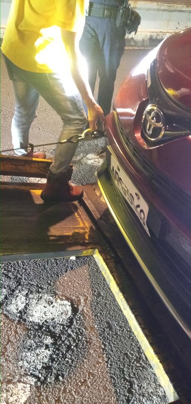 （女駕駛等待道路救援。／翻攝自臉書社團「爆廢1公社」。）