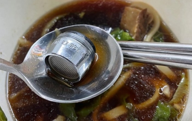 知名牛肉麵吃到「水龍頭」 店家僅回：「不好意思」