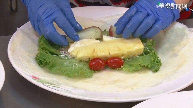 潤餅皮加入鳳梨 包進水果好滋味