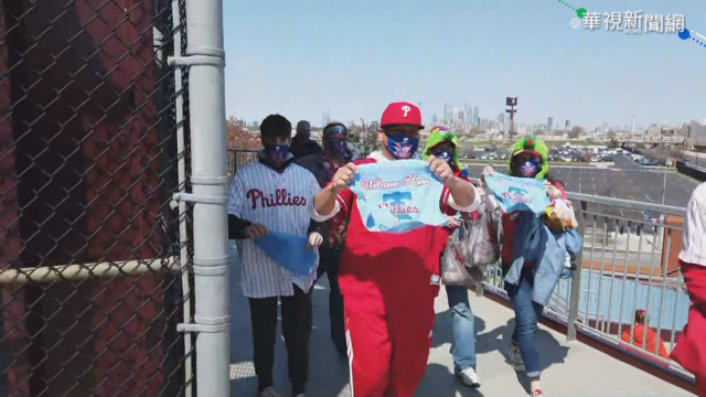美國職棒開幕戰 球迷興奮湧球場