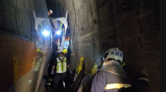 太魯閣號出軌司機員罹難 台鐵證實已無生命跡象