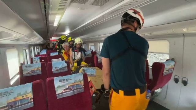 警消現場搶救中。