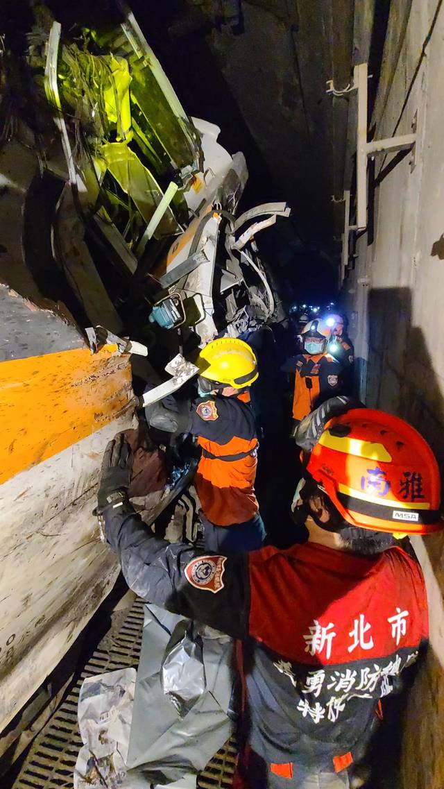 警消搜救現場。（新北消防局提供）