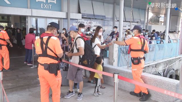 連假遊客湧小琉球 登船遊客大排長龍