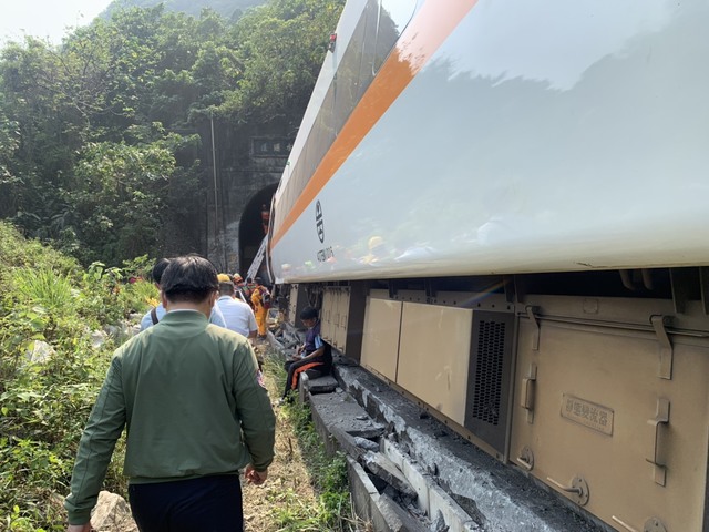 助家屬尋親 台鐵局.交通部提供專線.交通住宿協助