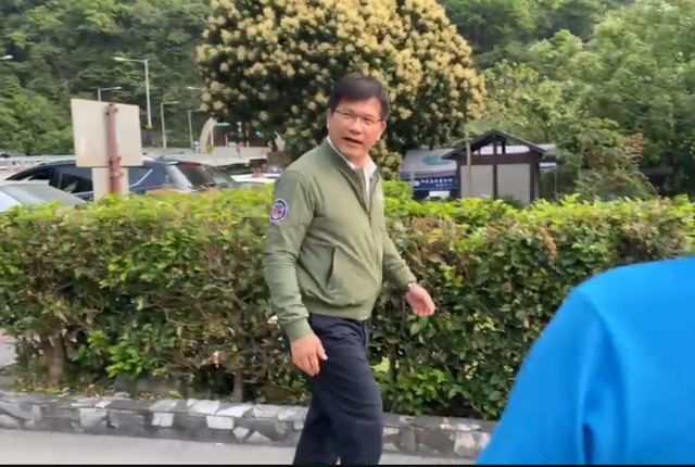 交通部長林佳龍一早就到現場。