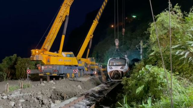 大型機具進駐事故現場。